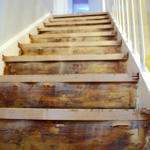 Treppe mit entfernten Stufen-Überständen für die Treppenrenovierung
