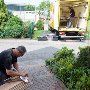 Teamwork bei der Treppenrenovierung