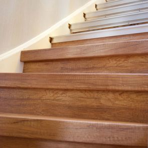 Treppenrenovierung – Montage der Treppenstufen
